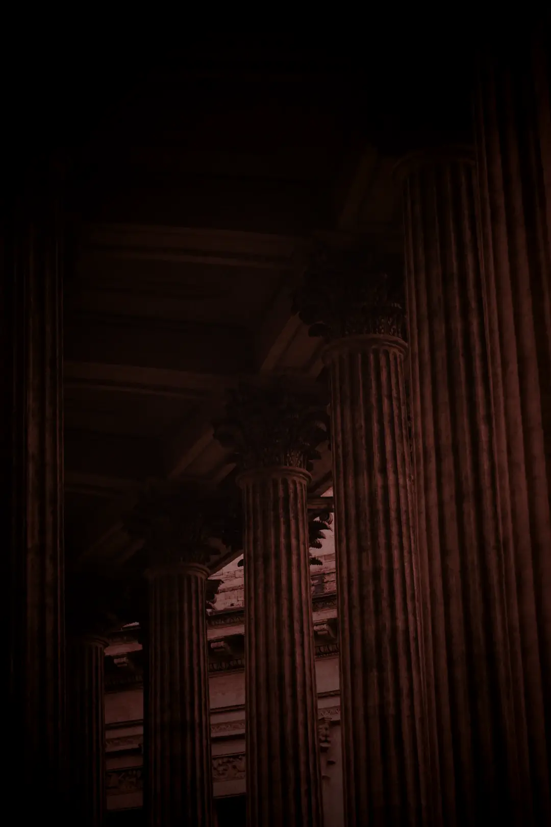 Colunas de um tribunal, em penumbra