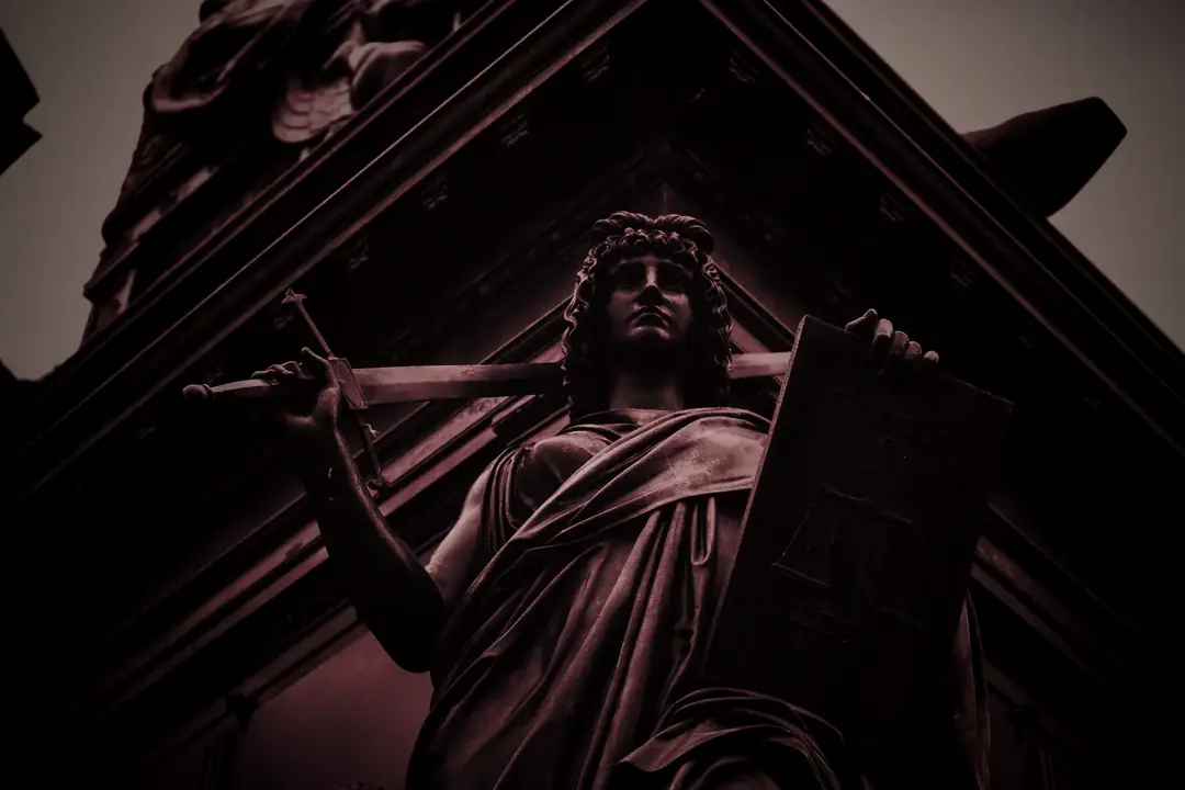 Estátua simbolizando a Justiça, em contraluz