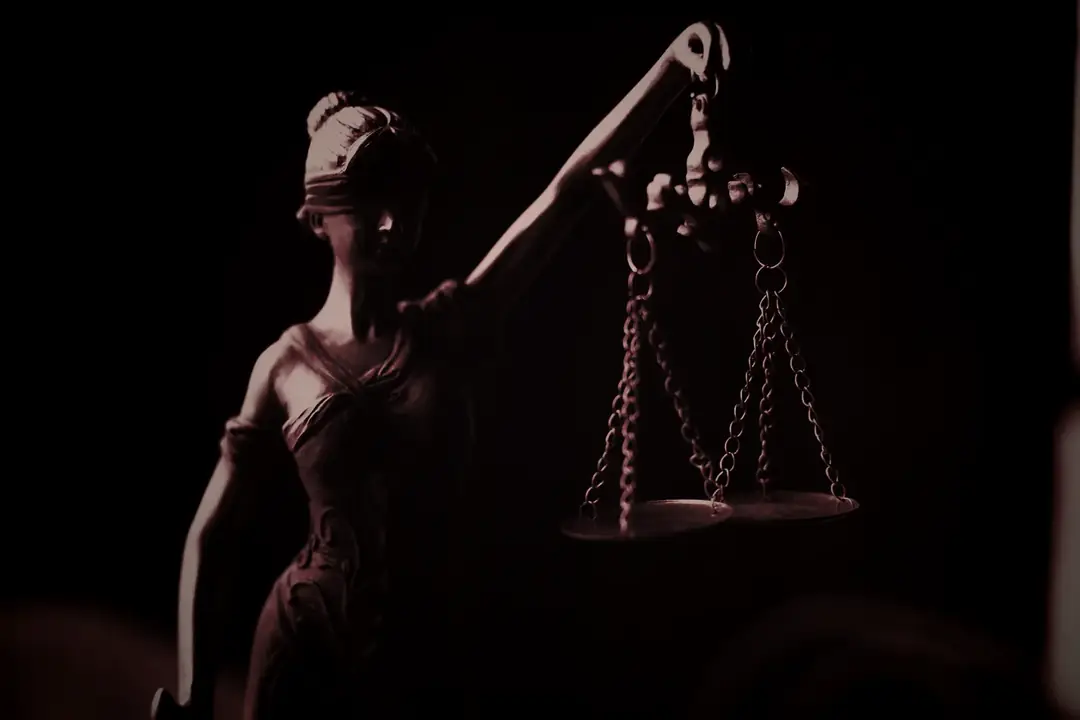 Estátua da Justiça com a balança, em contraluz