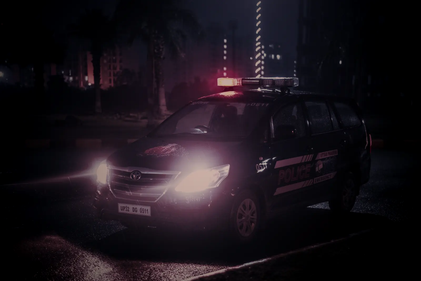 Viatura policial com as luzes acesas à noite